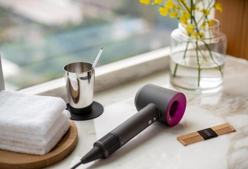 سوئیت با تخت بزرگ, The Silveri Hong Kong  Mgallery