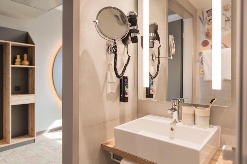 اتاق لوکس, Holiday Inn   The Niu, Mill Cologne Mülheim, An Ihg