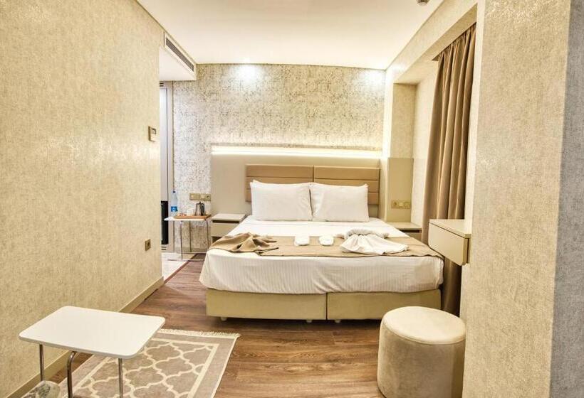 اتاق لوکس با بالکن, Florina