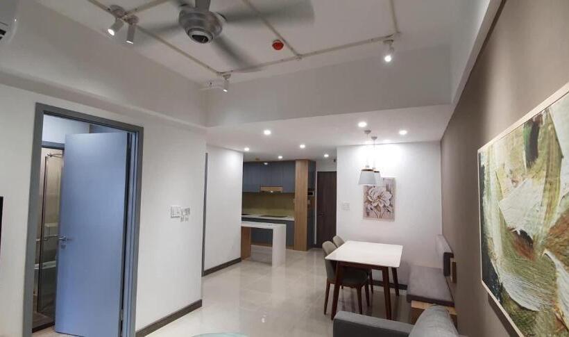 آپارتمان 1 خوابه با چشم‌انداز استخر, Saigon South Residence  Vina We Stay