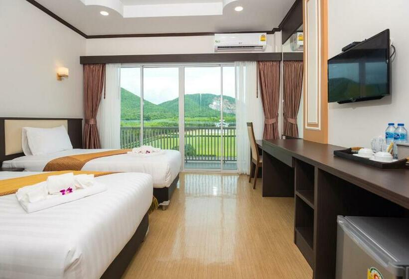 اتاق استاندارد با چشم‌انداز باغ, Swan Lake Hotel Sattahip