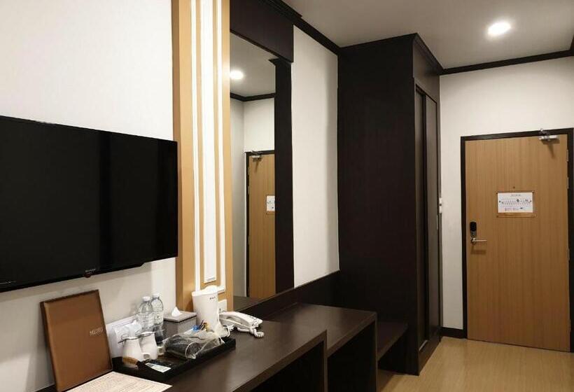 اتاق استاندارد با چشم‌انداز استخر, Swan Lake Hotel Sattahip