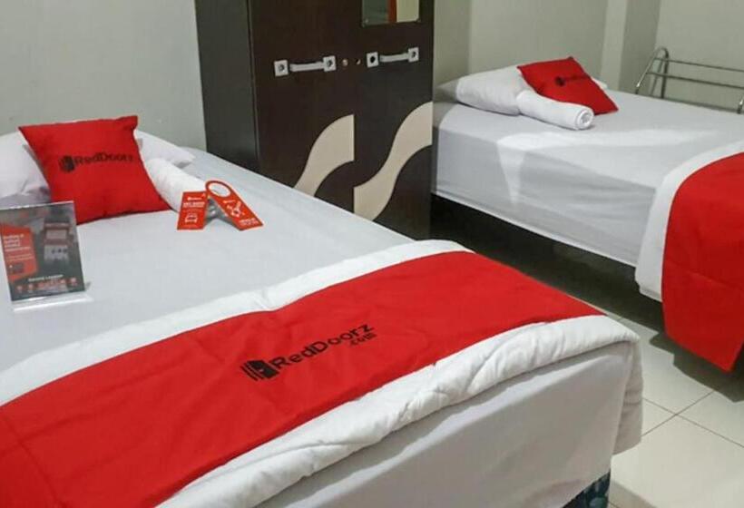 Номер Deluxe, Reddoorz @ Hotel Yaki Mamuju