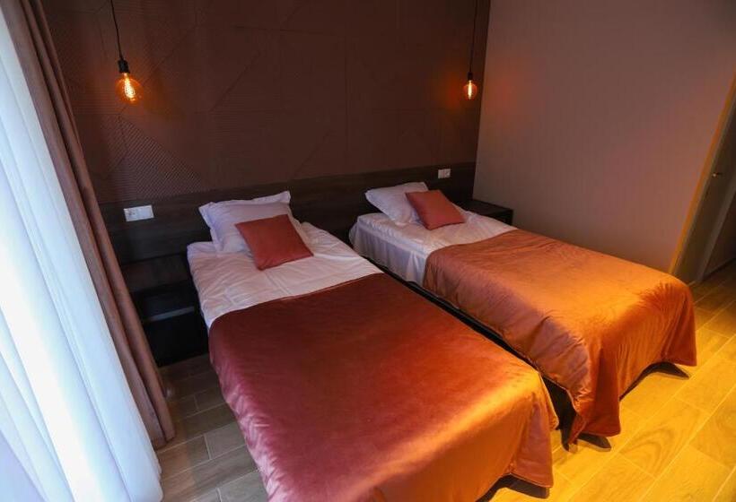 اتاق لوکس, Inside Kazbegi