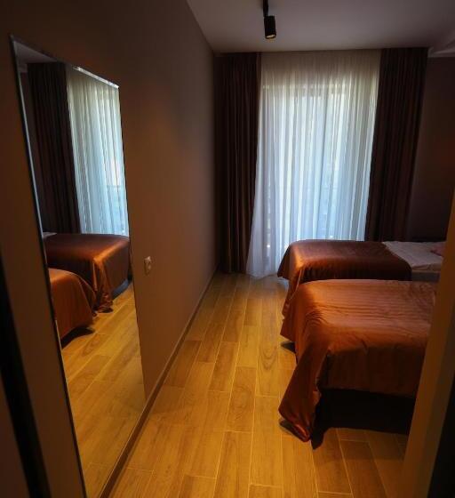 اتاق لوکس, Inside Kazbegi