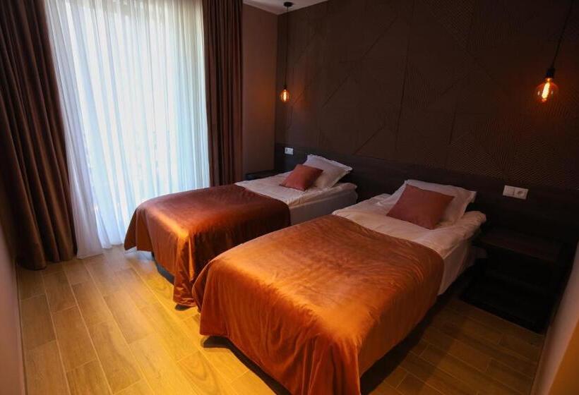 اتاق لوکس, Inside Kazbegi