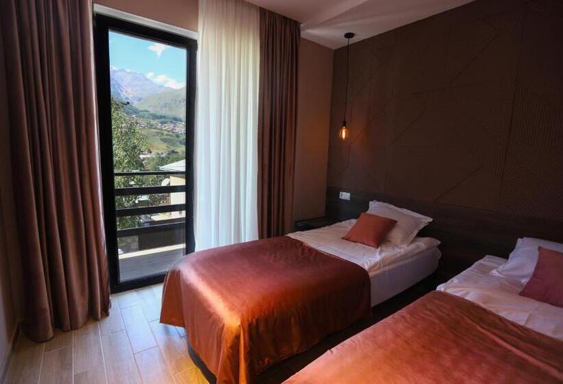 اتاق لوکس, Inside Kazbegi