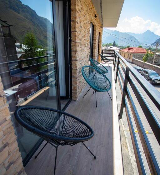 اتاق لوکس, Inside Kazbegi