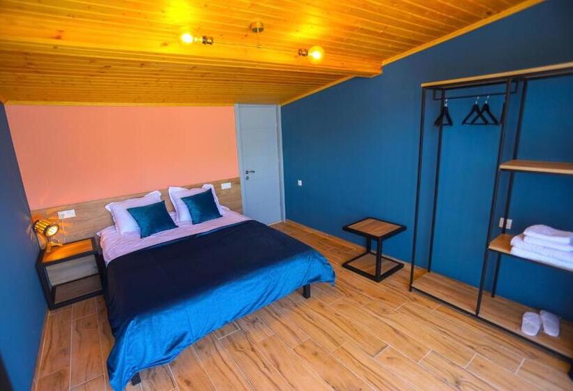 اتاق استاندارد با تراس, Inside Kazbegi