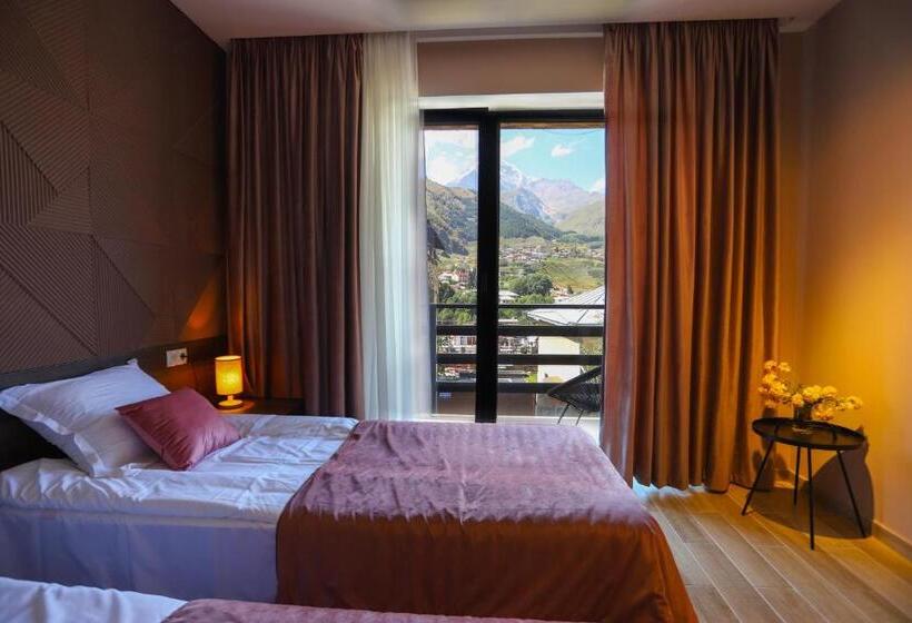 اتاق لوکس, Inside Kazbegi