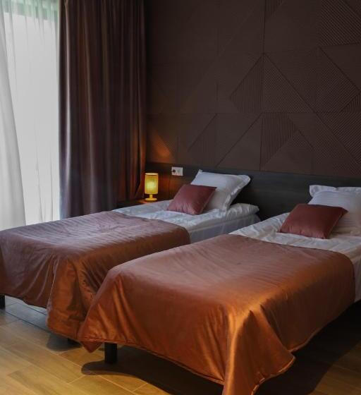 اتاق لوکس, Inside Kazbegi