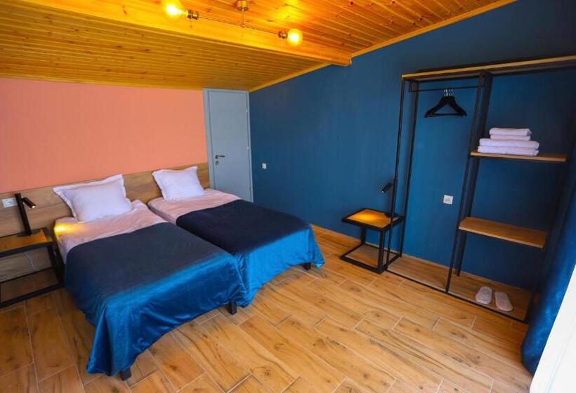 اتاق استاندارد با تراس, Inside Kazbegi
