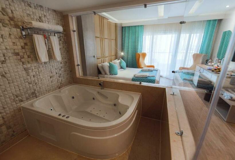 اتاق لوکس با وان آب گرم, Bellagio Beach Resort & Spa