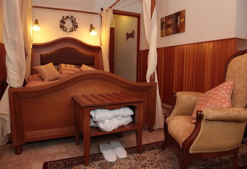 Номер Deluxe с Гидромассажем, Archontiko Metsovou Luxury Boutique