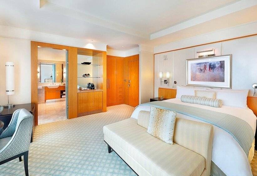 Номер Deluxe Кровать Кинг, Ritz Carlton Difc Downtown Dubai