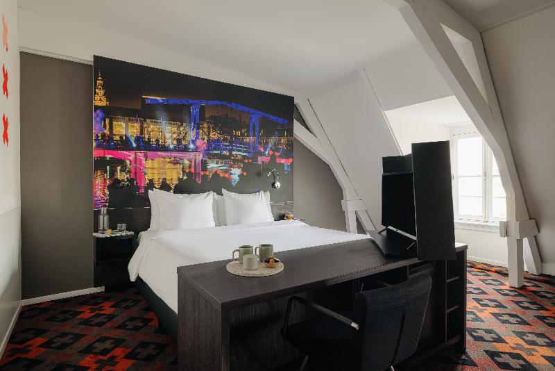 سوییت جونیور, The Manor Amsterdam
