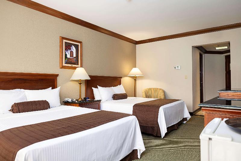 Номер Стандарт Вид на Бассейн, Wyndham San Jose Herradura
