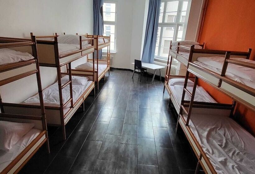 Bed in Shared Room with Shared Bathroom, Metropol Hostel Berlin