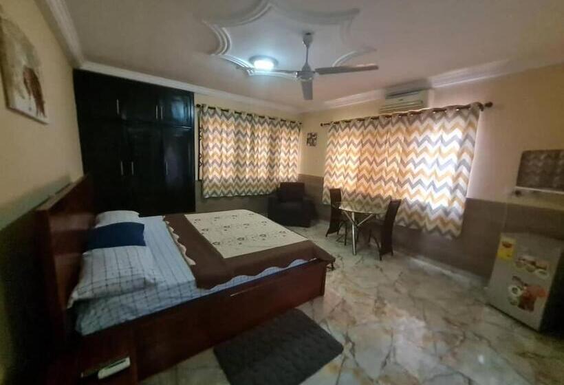 اتاق لوکس, Nesta Barron  Home Away From Home