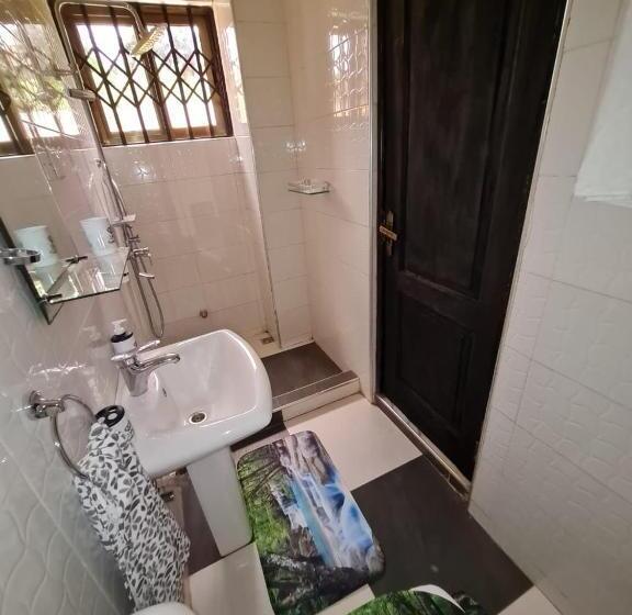اتاق استاندارد, Nesta Barron  Home Away From Home