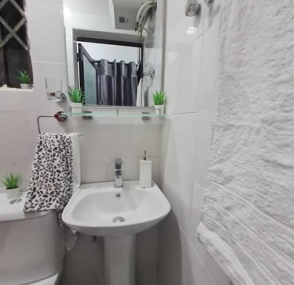 آپارتمان 1 خوابه, Nesta Barron  Home Away From Home