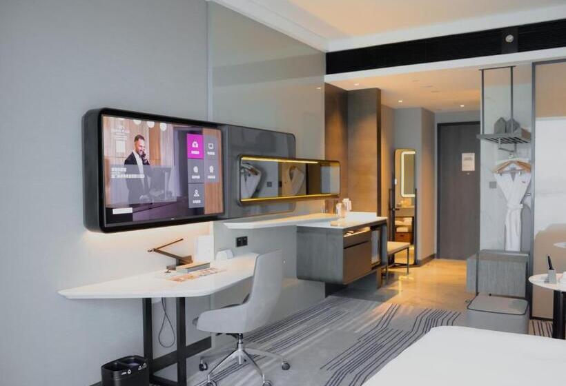 带大床的标准间, Crowne Plaza Xiamen Jimei Seaview, An Ihg Hotel Free Mini Bar