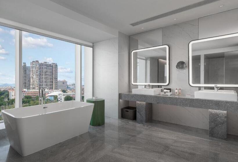 带大床的套房, Crowne Plaza Xiamen Jimei Seaview, An Ihg Hotel Free Mini Bar