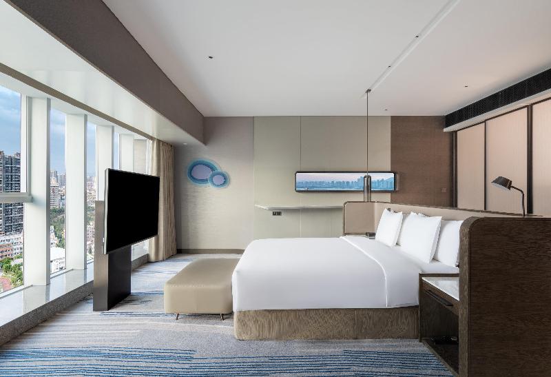 带大床的小型套房, Crowne Plaza Xiamen Jimei Seaview, An Ihg Hotel Free Mini Bar