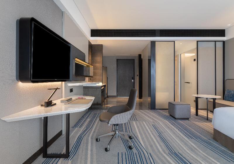 带大床的标准间, Crowne Plaza Xiamen Jimei Seaview, An Ihg Hotel Free Mini Bar