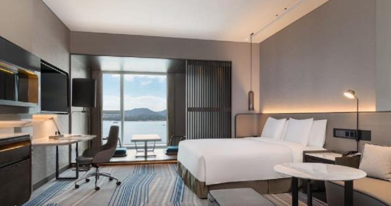高级客房, Crowne Plaza Xiamen Jimei Seaview, An Ihg Hotel Free Mini Bar