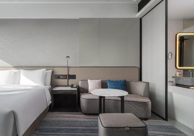 带大床的标准间, Crowne Plaza Xiamen Jimei Seaview, An Ihg Hotel Free Mini Bar