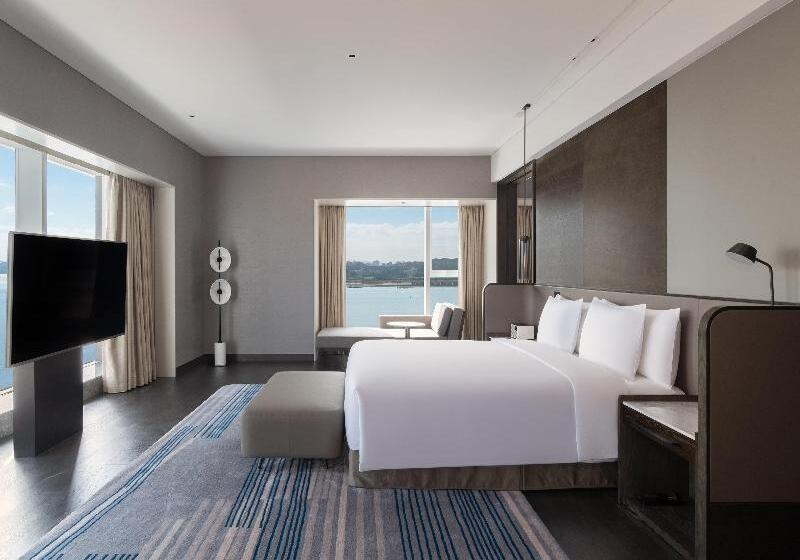 带大床的套房, Crowne Plaza Xiamen Jimei Seaview, An Ihg Hotel Free Mini Bar