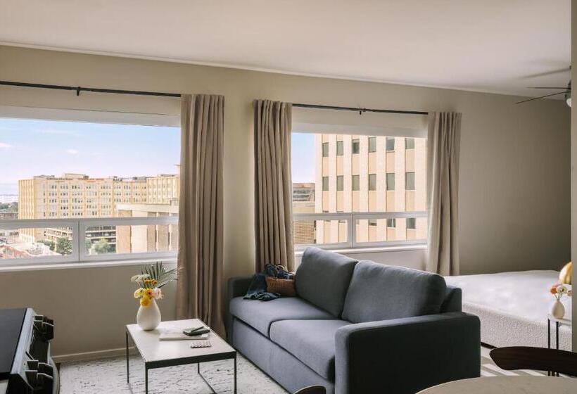 استودیوی استاندارد, Sonder At Commerce