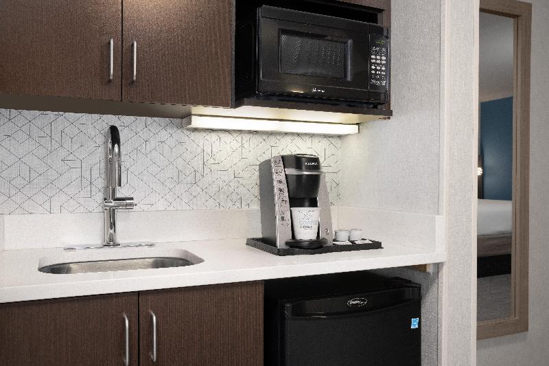 장애인을 위한 스위트, Holiday Inn Express & Suites Alexandria   Fort Belvoir, An Ihg