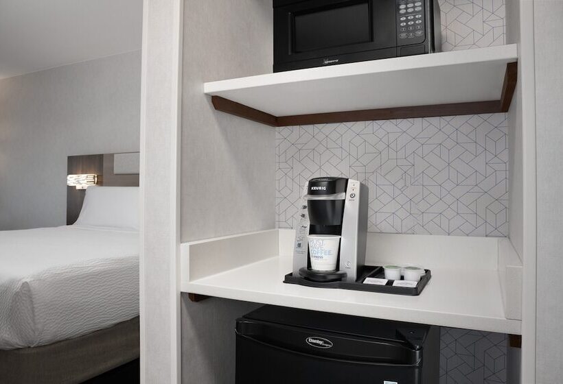 장애인을 위한 스위트, Holiday Inn Express & Suites Alexandria   Fort Belvoir, An Ihg