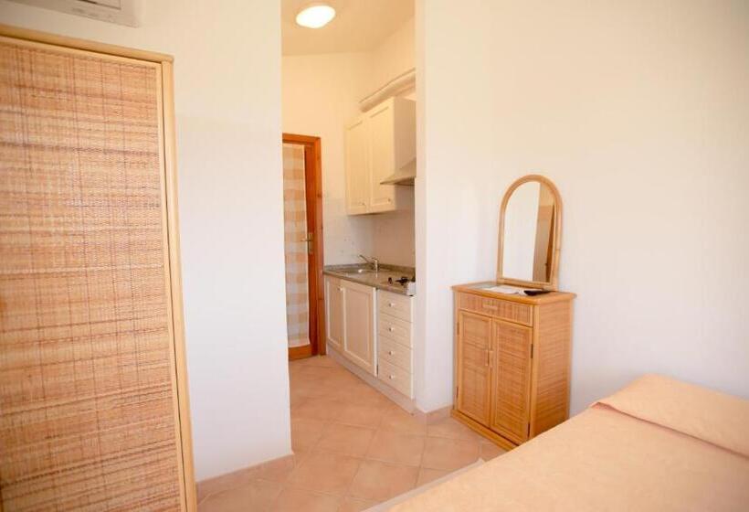 استودیوی استاندارد, Mimose Beach Village
