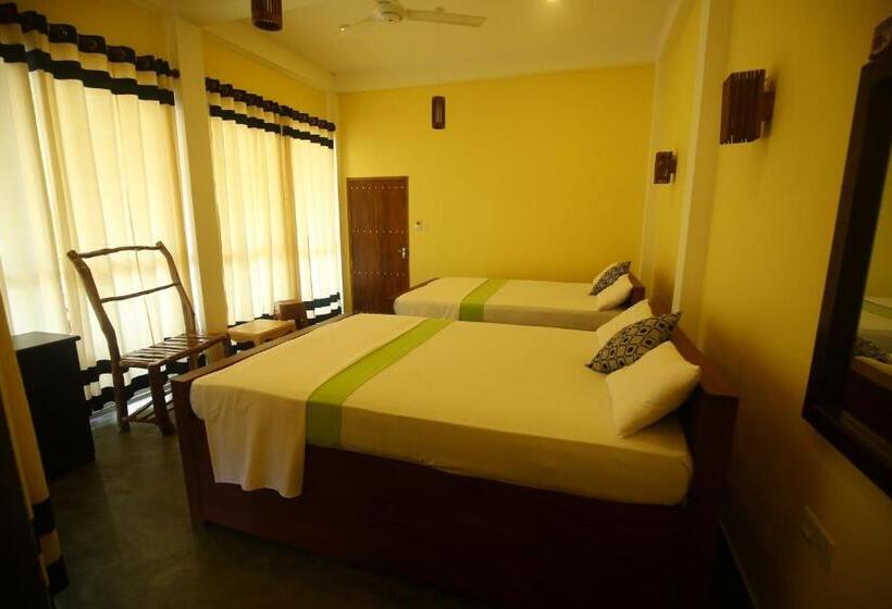 Трехместный Номер Стандарт Вид на Сад, Moon Light Guest House