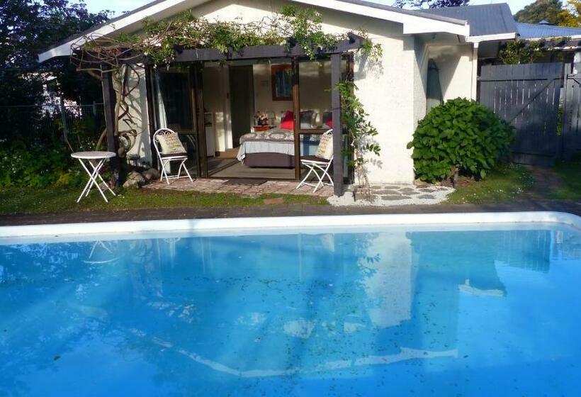스탠다드 룸 풀장 전망, Ashcroft Gardens Bed & Breakfast