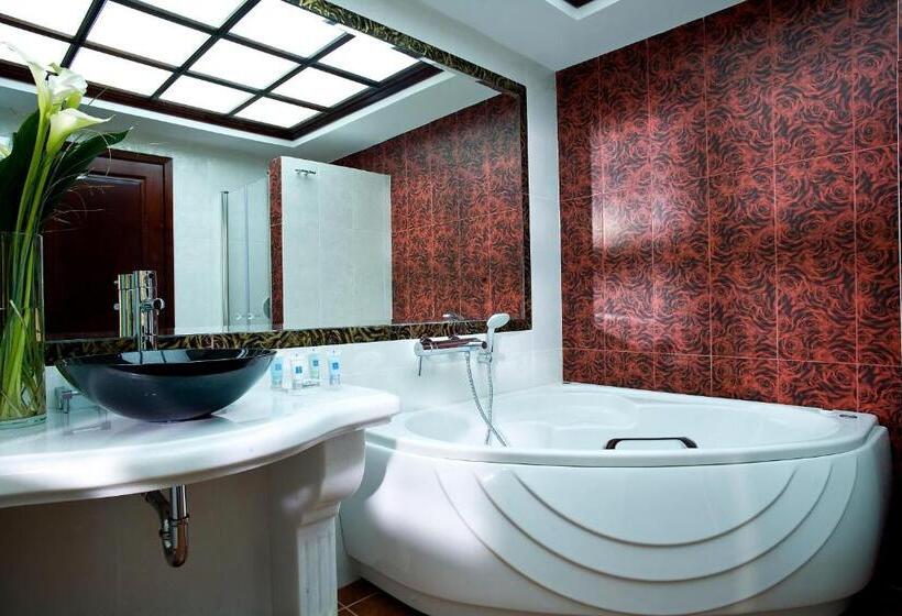 Полулюкс с Бассейном, Maison Des Lys  Luxury Suites