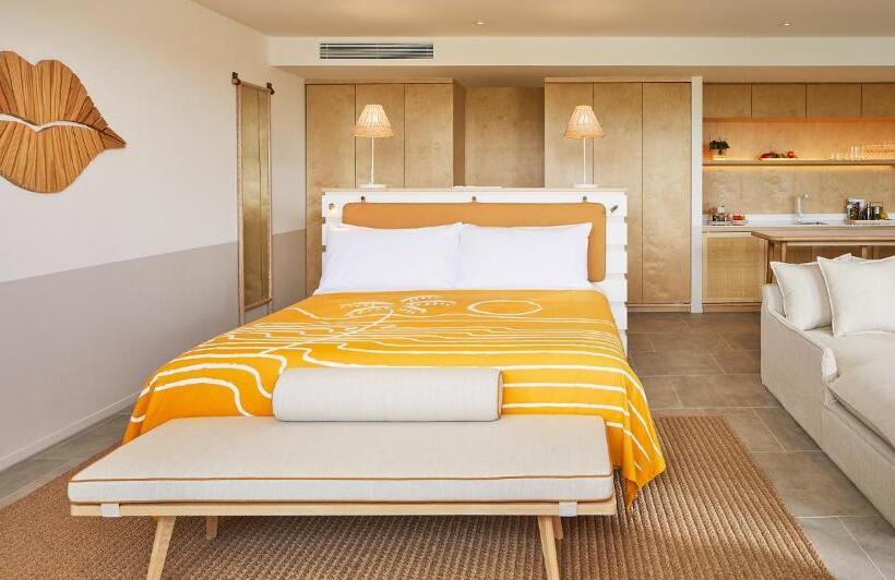 سوییت سوپریور, The Standard Hua Hin