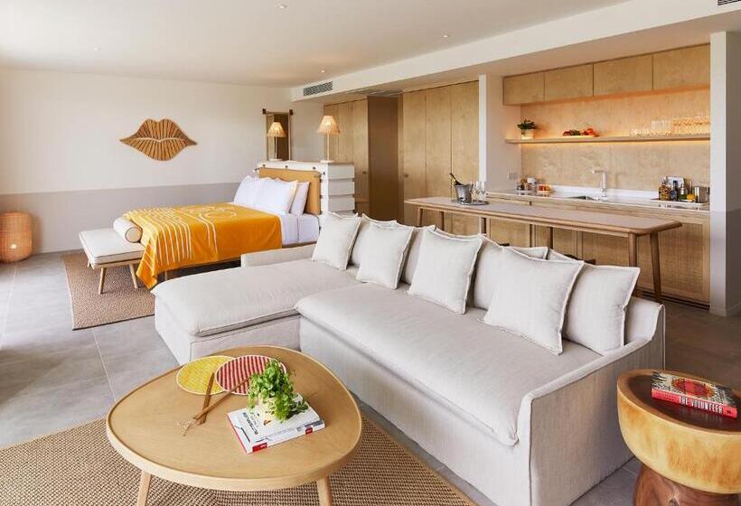 سوییت سوپریور, The Standard Hua Hin