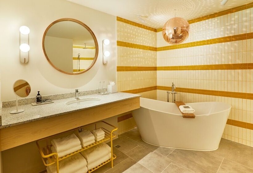 سوییت سوپریور, The Standard Hua Hin