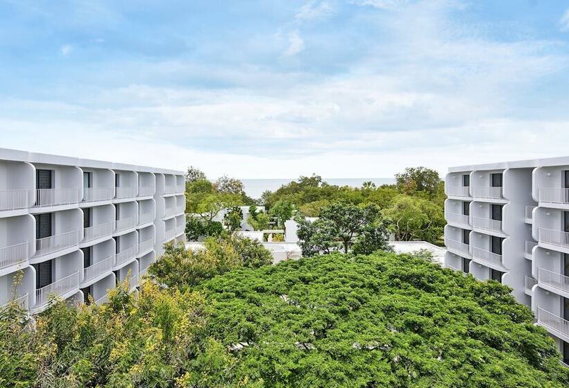 سوییت سوپریور, The Standard Hua Hin