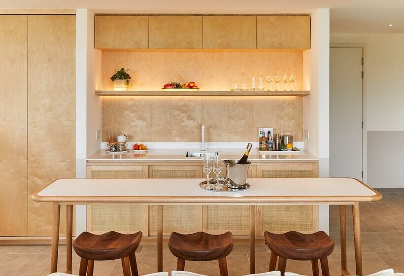 سوییت سوپریور, The Standard Hua Hin