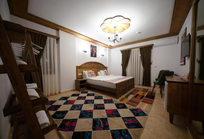 اتاق لوکس با بالکن, Pashahan