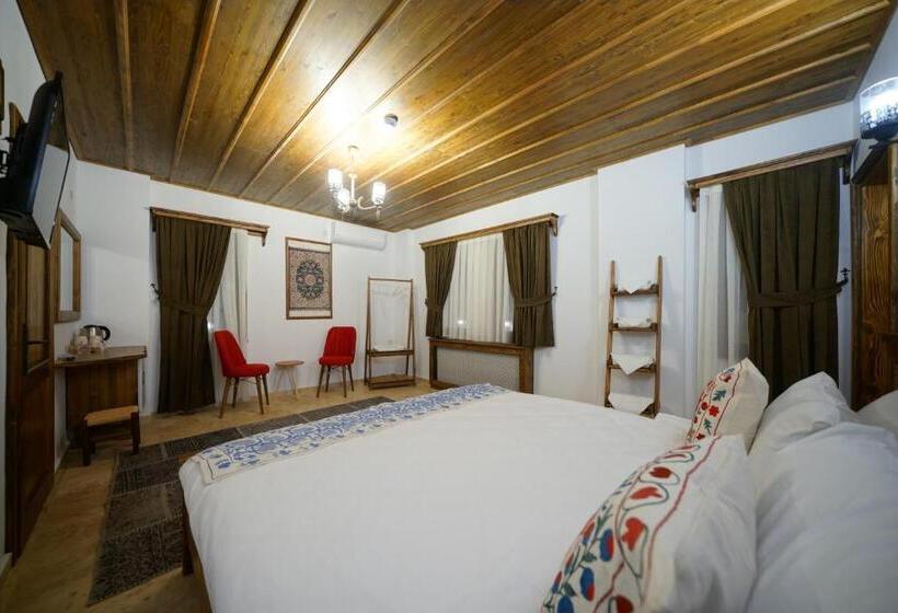 اتاق استاندارد سه نفره, Pashahan