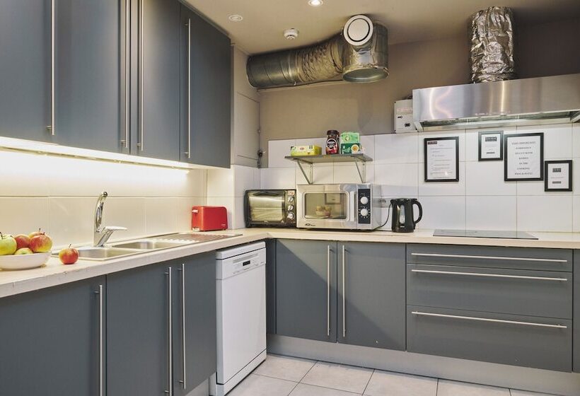Standard Quadruple Room, The Legacy By 2go4 City Center