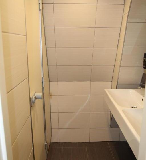 اتاق استاندارد چهارنفره با سرویس بهداشتی مشترک, International Budget Hostel City Center