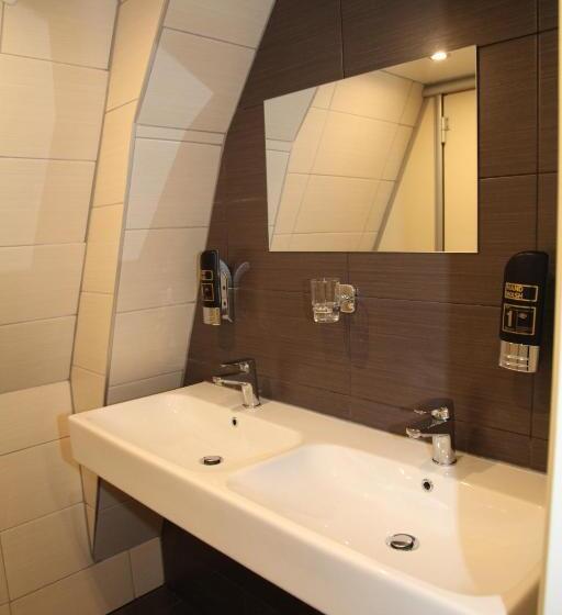 اتاق استاندارد چهارنفره با سرویس بهداشتی مشترک, International Budget Hostel City Center