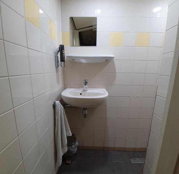 تختخواب در اتاق مشترک, International Budget Hostel City Center